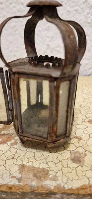 Farolillo antiguo de metal y cristal