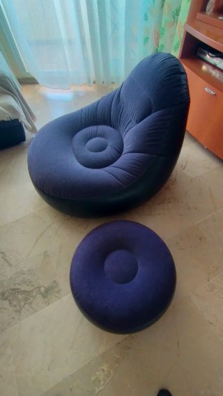 Sillón hinchable con reposapiés