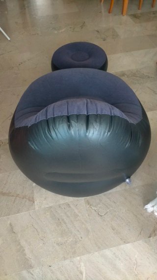 Sillón hinchable con reposapiés