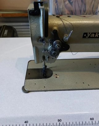 Máquina de coser triple arrastre Yakumo