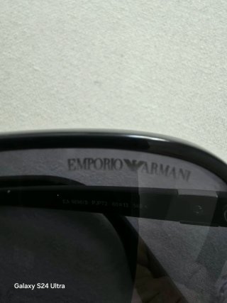 Gafas de sol Emporio Armani negras y doradas