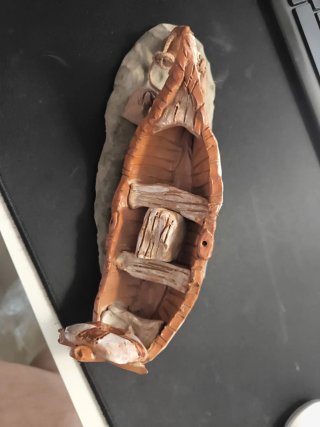 Adorno de barca de madera