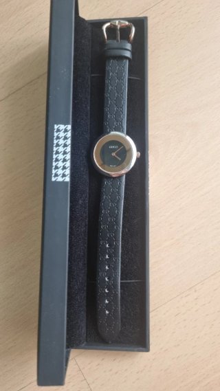 Reloj  Negro y Dorado