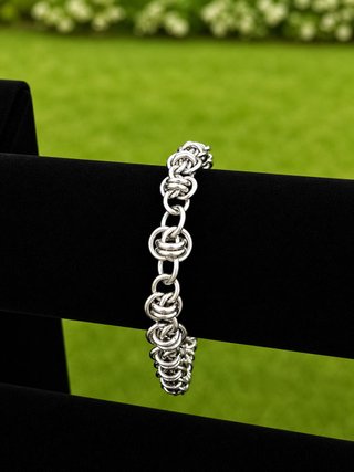 Pulsera de plata con eslabones entrelazados