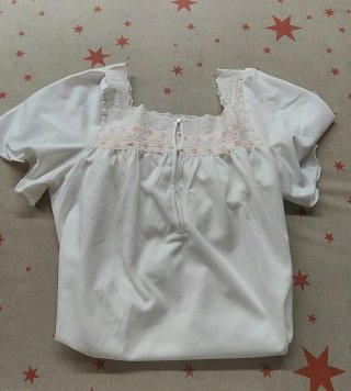 Camisón blanco con encaje y cinta color rosa.