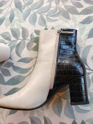 Botines Gioseppo Beige y Negro Talla 38
