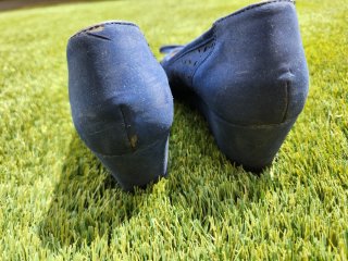 Scarpe blu con fiocco e traforate