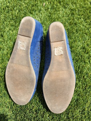 Scarpe blu con fiocco e traforate