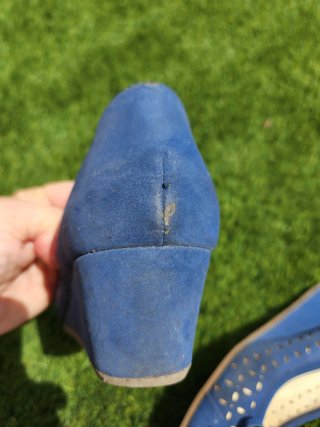 Scarpe blu con fiocco e traforate
