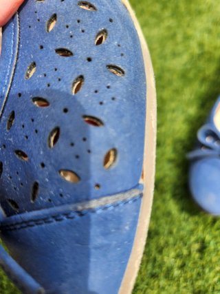 Scarpe blu con fiocco e traforate