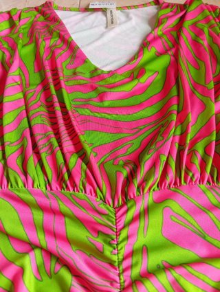 Vestido estampado cebra rosa y verde