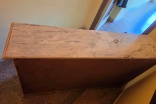Aparador de madera con mármol