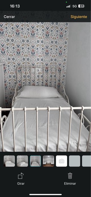 Cama infantil blanca estilo clásico