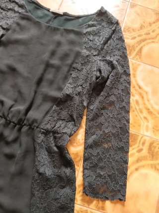 Vestito nero con maniche in pizzo