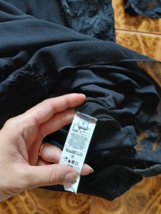 Vestito nero con maniche in pizzo