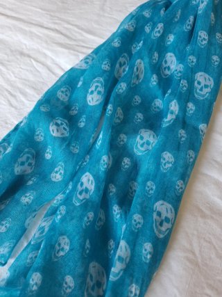 Foulard blu con stampa teschio
