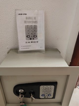 Caja Fuerte Metálica con Teclado Numérico