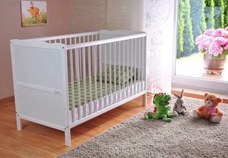 Lettino/culla bianco per bambini.