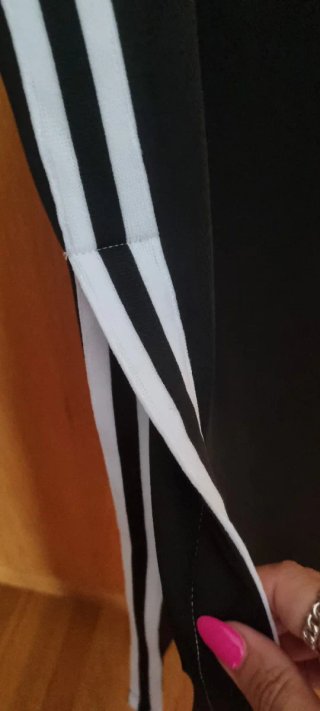 Vestido negro con rayas laterales
