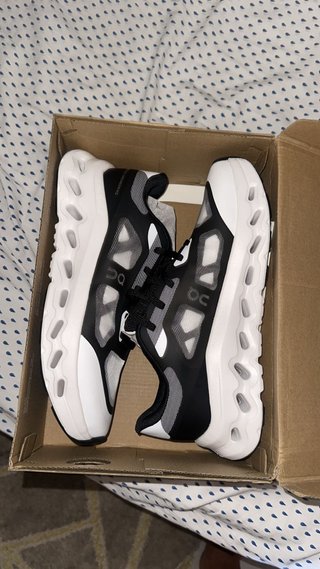 Zapatillas On Running Negras y Blancas