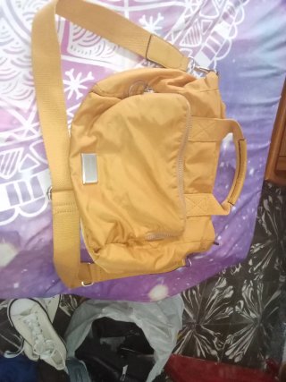 Bolso amarillo de mujer