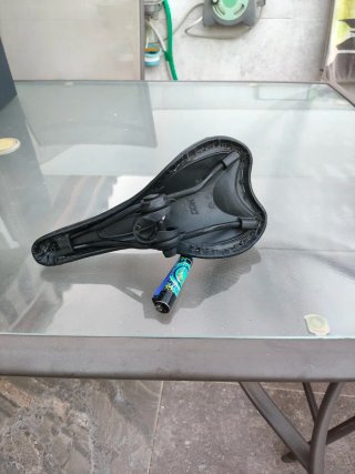 Sillín de bicicleta negro y funda azul