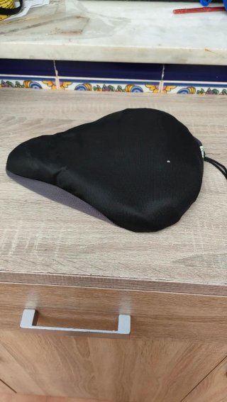 Sillín de bicicleta negro y funda azul