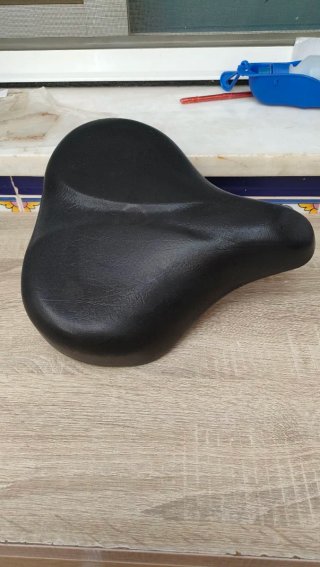 Sillín de bicicleta negro y funda azul