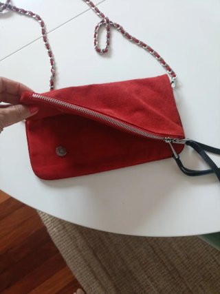 Bolso de serraje rojo con cadena.