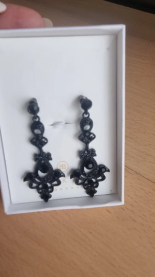 Pendientes largos negros con pedrería