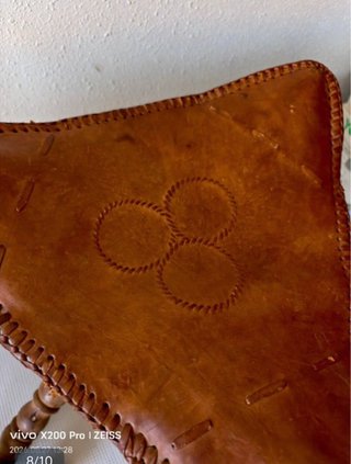 Taburete Trípode Cuero Antiguo