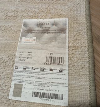 Alfombra gris y blanca