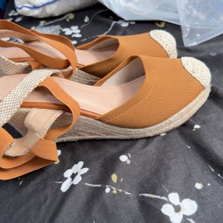 Zapatillas cuña naranjas y beige