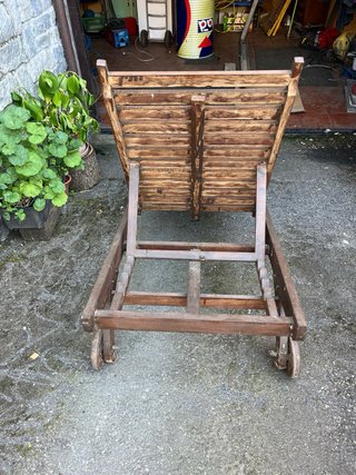Tumbona de madera con ruedas