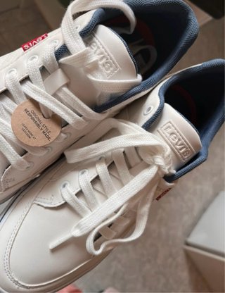 Zapatillas Levi's Blancas y Azules. Tallan grande