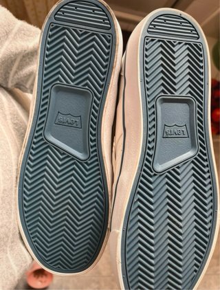 Zapatillas Levi's Blancas y Azules. Tallan grande