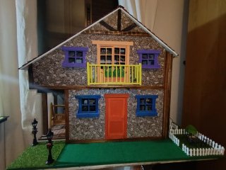 Casa de muñecas antigua