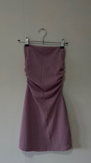 Vestido lila fruncido sin tirantes