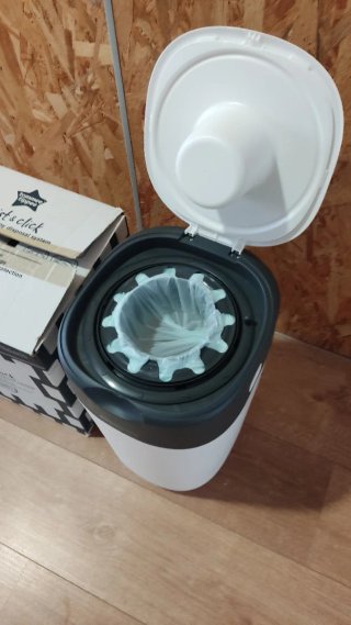 Papelera de pañales Twist & click de Tommy Tippee