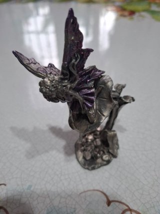 3 statuette: 2 fate e 1 mago
