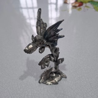 3 statuette: 2 fate e 1 mago