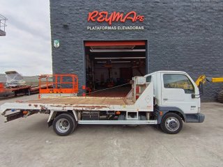 Camion portamaquinaria Nissan