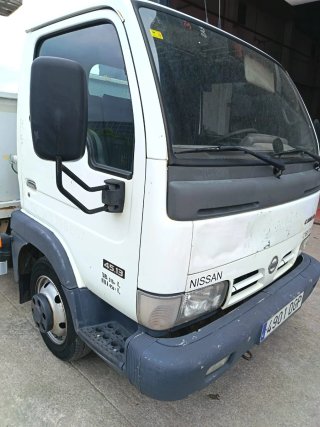 Camion portamaquinaria Nissan