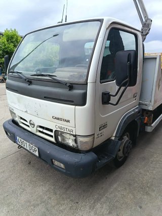 Camion portamaquinaria Nissan
