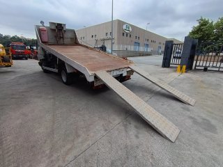 Camion portamaquinaria Nissan