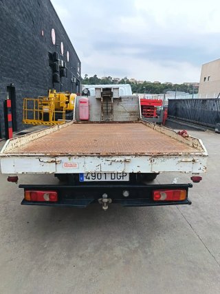 Camion portamaquinaria Nissan