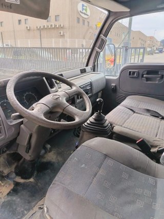 Camion portamaquinaria Nissan