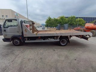 Camion portamaquinaria Nissan