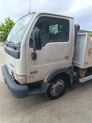 Camion portamaquinaria Nissan