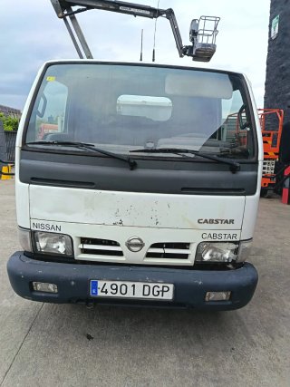 Camion portamaquinaria Nissan